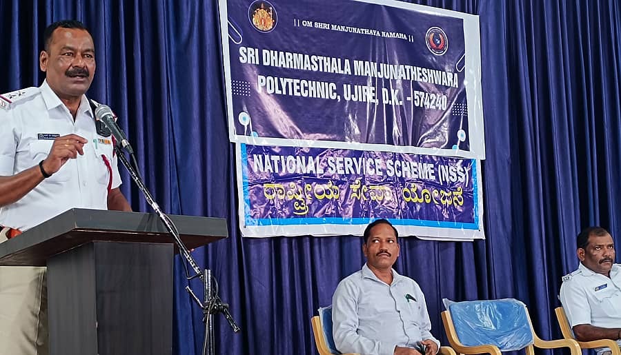 ಸಂಚಾರ ಪಿಎಸ್ಐ ನಿಂಗಪ್ಪ ಅವರು ಸಂಚಾರ ನಿಯಮಗಳ ಕುರಿತು ಮಾಹಿತಿ ನೀಡಿದರು