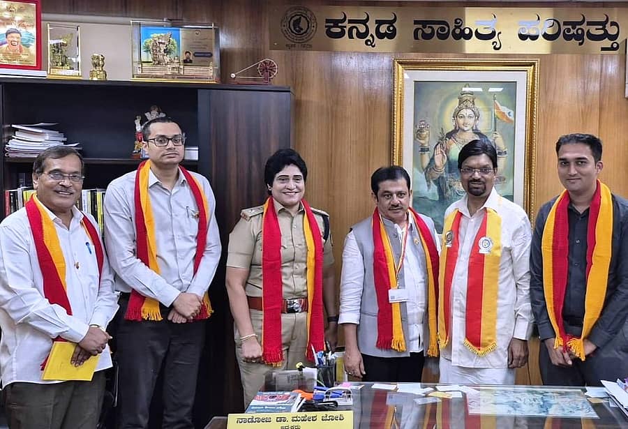 ಕನ್ನಡ ಸಾಹಿತ್ಯ ಪರಿಷತ್ತಿನ ಕೇಂದ್ರ ಕಚೇರಿಯಲ್ಲಿ ಮಂಗಳವಾರ ನಡೆದ ಪೂರ್ವಭಾವಿ ಸಭೆಯಲ್ಲಿ ಸಚಿವ ಜಮೀರ್ ಅಹಮದ್‌, ಕಸಾಪ ಅಧ್ಯಕ್ಷ ಮಹೇಶ ಜೋಶಿ, ಜಿಲ್ಲಾ ಪಂಚಾಯಿತಿ ಸಿಇಒ ಮೊಹಮದ್‌ ಹ್ಯಾರಿಸ್‌ ಸುಮೇರ್‌, ಎಸ್‌ಪಿ ಶೋಭಾರಾಣಿ ವಿ.ಜೆ., ಕಸಾಪ ಕೋಶಾಧ್ಯಕ್ಷ ಪಟೇಲ್‌ ಪಾಂಡು ಪಾಲ್ಗೊಂಡರು