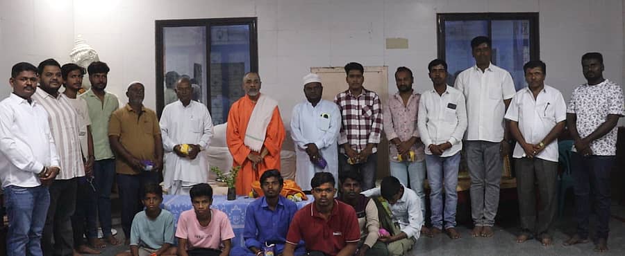 ಇಳಕಲ್ ನಲ್ಲಿ ಮಂಗಳವಾರದಂದು ಪತ್ರಿಕಾ ದಿನಾಚರಣೆಯ ನಿಮಿತ್ತ ಕರ್ನಾಟಕ ಕಾರ್ಯನಿರತ ಪತ್ರಕರ್ತರ ಧ್ವನಿ ತಾಲ್ಲೂಕು ಘಟಕದಿಂದ ರೇನ್ ಕೋಟ್ ವಿತರಿಸಲಾಯಿತು.