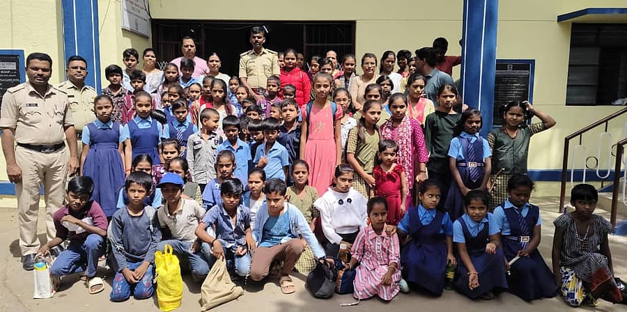 ಹೊಸದುರ್ಗ ಪೊಲೀಸ್ ಠಾಣೆಗೆ ಭೇಟಿ ನೀಡಿದ ಸರ್ಕಾರಿ ಶಾಲೆಯ ವಿದ್ಯಾರ್ಥಿಗಳು