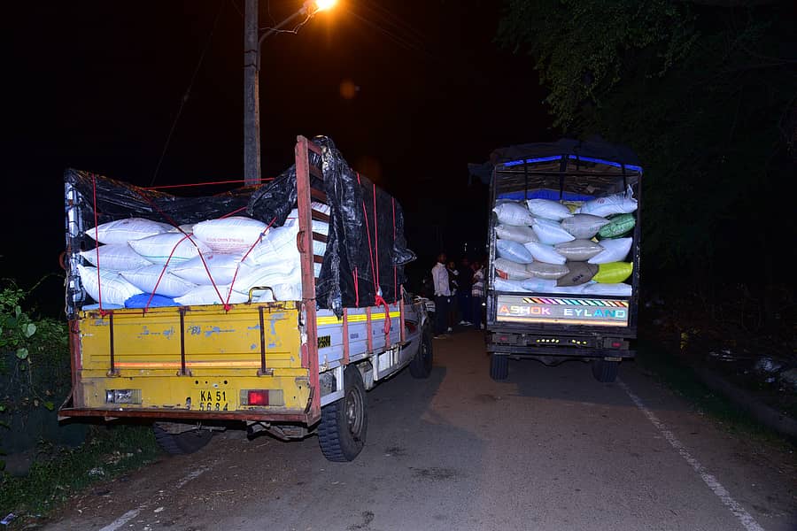 ನಂಜನಗೂಡಿನ ಚಾಮರಾಜನಗರ ಬೈಪಾಸ್ ರಸ್ತೆಯ ನಾಯಕರ ಸಮುದಾಯ ಭವನದ ಬಳಿ ಸೋಮವಾರ ತಡ ರಾತ್ರಿ ಪಡಿತರ ಅಕ್ಕಿಯನ್ನು ಕಳ್ಳ ಸಾಗಾಣಿಕೆ ಮಾಡುತ್ತಿದ್ದ ಎರಡು ಲಾರಿಗಳನ್ನು ಪೊಲೀಸರು ವಶಕ್ಕೆ ಪಡೆದಿದ್ದಾರೆ.