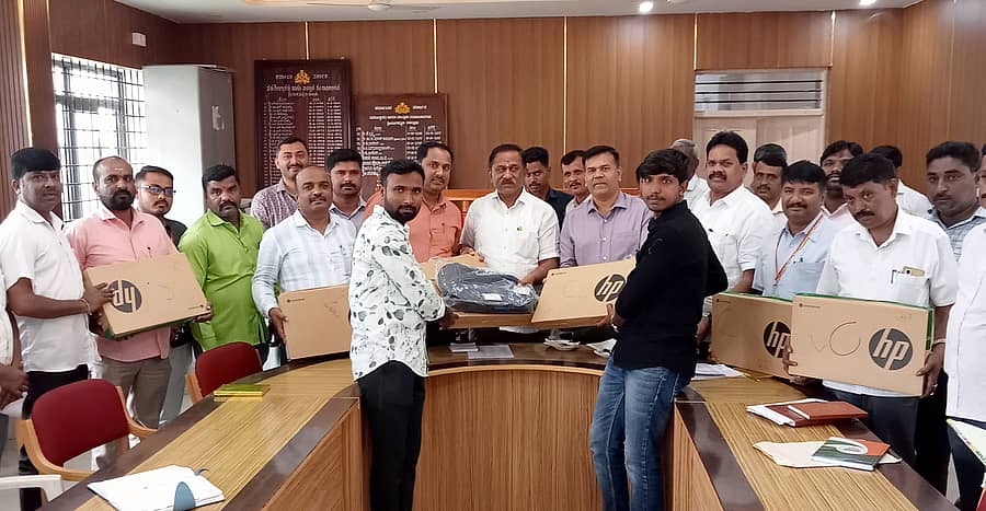 ಶ್ರೀರಂಗಪಟ್ಟಣ ತಾಲ್ಲೂಕು ಕಚೇರಿಯಲ್ಲಿ ಶಾಸಕ ರಮೇಶ ಬಂಡಿಸಿದ್ದೇಗೌಡ ಗ್ರಾಮಾಡಳಿತ ಅಧಿಕಾರಿಗಳು ಹಾಗೂ ಕಂದಾಯ ನಿರೀಕ್ಷಕರಿಗೆ ಮಂಗಳವಾರ ಲ್ಯಾಪ್‌ಟಾಪ್‌ಗಳನ್ನು ವಿತರಿಸಿದರು. ತಹಶೀಲ್ದಾರ್‌ ಪರಶುರಾಮ ಸತ್ತಿಗೇರಿ ಇದ್ದಾರೆ