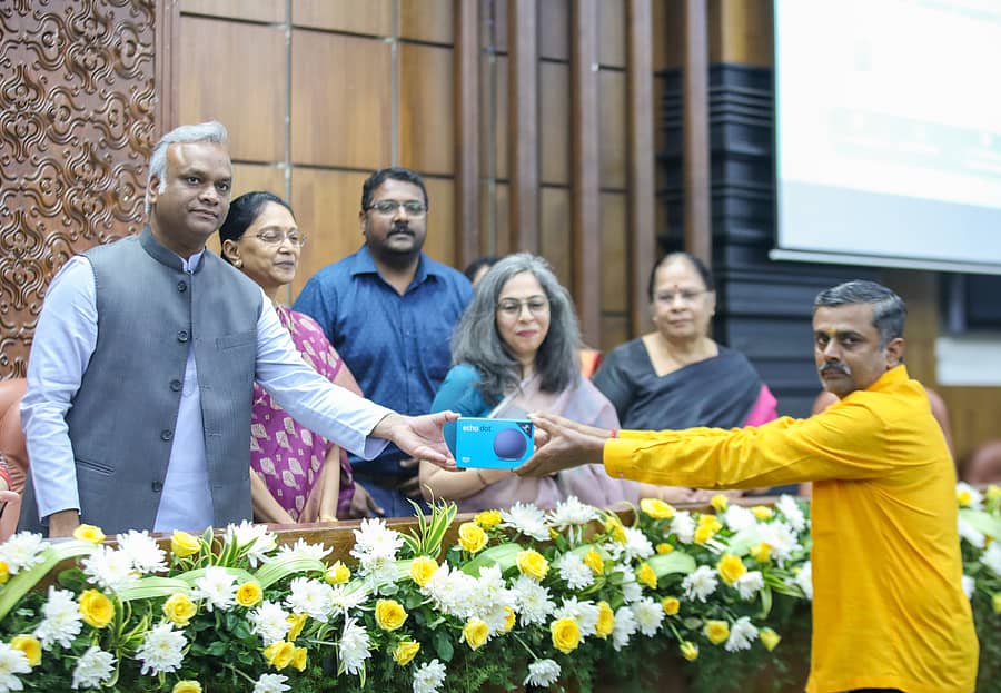 ‘ತರಂಗಿಣಿ’ ಕಾರ್ಯಕ್ರಮದಡಿ ಗ್ರಾಮಪಂಚಾಯಿತಿಗಳಿಗೆ ‘ಅಲೆಕ್ಸಾ’ ಸಾಧನವನ್ನು ಪ್ರಿಯಾಂಕ್ ಖರ್ಗೆ ವಿತರಿಸಿದರು. ಹೆಚ್ಚುವರಿ ಮುಖ್ಯಕಾರ್ಯದರ್ಶಿ ಉಮಾ ಮಹಾದೇವನ್‌, ಪಂಚಾಯತ್‌ ರಾಜ್ ಇಲಾಖೆ ಆಯುಕ್ತೆ ಅರುಂಧತಿ ಚಂದ್ರಶೇಖರ್ ಇದ್ದರು.