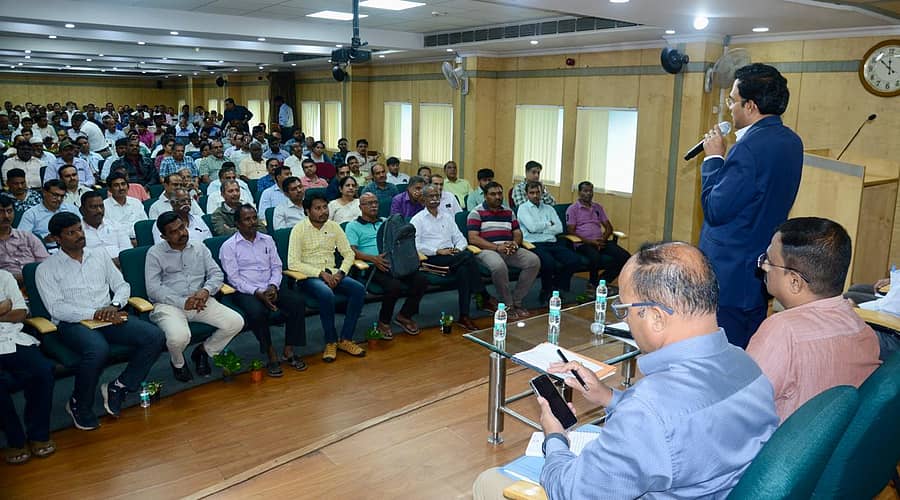 ಜಲಮಂಡಳಿ ಕಚೇರಿಯಲ್ಲಿ ನಡೆದ ‘ದೊಡ್ಡ ಪ್ರಮಾಣದಲ್ಲಿ ನೀರು ಬಳಕೆದಾರರ’ ಸಭೆಯಲ್ಲಿ ಅಧ್ಯಕ್ಷ ರಾಮ್‌ಪ್ರಸಾತ್ ಮನೋಹರ್ ಮಾತನಾಡಿದರು