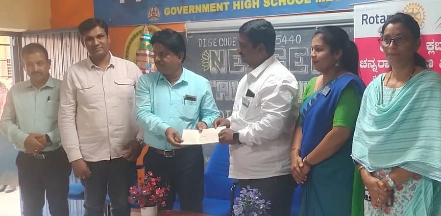 ಚನ್ನರಾಯಪಟ್ಟಣದಲ್ಲಿ ಮೇಗಲಕೇರಿ ಸರ್ಕಾರಿ ಪ್ರೌಢಶಾಲೆಯ ವಿದ್ಯಾರ್ಥಿಗಳಿಗೆ ಸಮವಸ್ತ್ರ ವಿತರಿಸಲು ಶಾಲೆಯ ಮುಖ್ಯ ಶಿಕ್ಷಕ ಎಚ್.ಜಿ. ಮಲ್ಲೇಗೌಡ ಅವರಿಗೆ ರೋಟರಿ ಕ್ಲಬ್ ಅಧ್ಯಕ್ಷ ಬಿ.ವಿ. ವಿಜಯ್, ಕಾರ್ಯದರ್ಶಿ ಎಸ್.ಎಸ್. ಕುಮುದಾ ಸೋಮವಾರ ಚೆಕ್ ವಿತರಿಸಿದರು. ಎನ್.ಬಿ. ಜ್ಯೋತಿ, ಆನಂದ್, ನಟರಾಜು ಭಾಗವಹಿಸಿದ್ದರು
