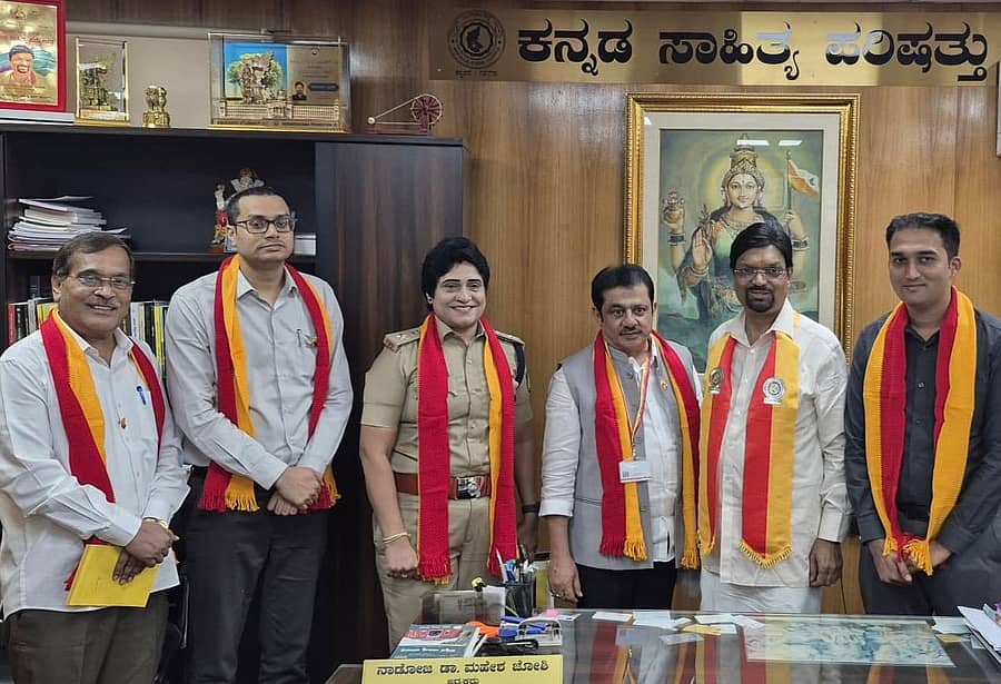 ಸಭೆಯಲ್ಲಿ ಜಮೀರ್ ಅಹಮದ್ ಖಾನ್‌, ಮಹೇಶ ಜೋಶಿ, ಪ್ರಶಾಂತ ಕುಮಾರ್ ಮಿಶ್ರಾ, ಮಹಮ್ಮದ್ ಹ್ಯಾರಿಸ್ ಸುಮೇರ್, ಶೋಭಾರಾಣಿ ವಿ.ಜೆ., ಬಿ.ಎಂ. ಪಟೇಲ್ ಪಾಂಡು ಪಾಲ್ಗೊಂಡಿದ್ದರು