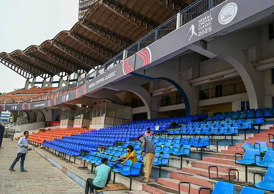 ಕಂಠೀರವ ಕ್ರೀಡಾಂಗಣದಲ್ಲಿ ಸಿದ್ಧತೆಗಳು ಭರದಿಂದ ಸಾಗಿದ್ದು ಕುರ್ಚಿಗಳನ್ನು ರಿಪೇರಿ ಮಾಡಲಾಗುತ್ತಿದೆ –ಪ್ರಜಾವಾಣಿ ಚಿತ್ರ