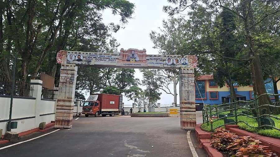 ಸಚಿವ ಸಂಪುಟ ಸಭೆಗೆ ಸ್ವಾಗತ ಕೋರುವ ಕಮಾನು