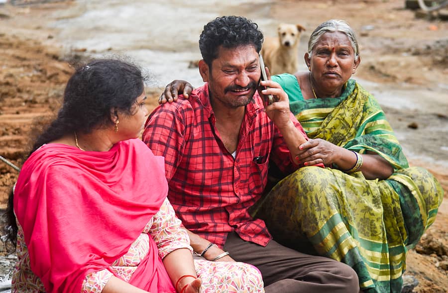 ದುರಂತದಲ್ಲಿ ಮೃತಪಟ್ಟವರೊಬ್ಬರ ಕುಟುಂಬದ ಸದಸ್ಯರು ರೋದಿಸಿದರು –ಪಿಟಿಐ ಚಿತ್ರ