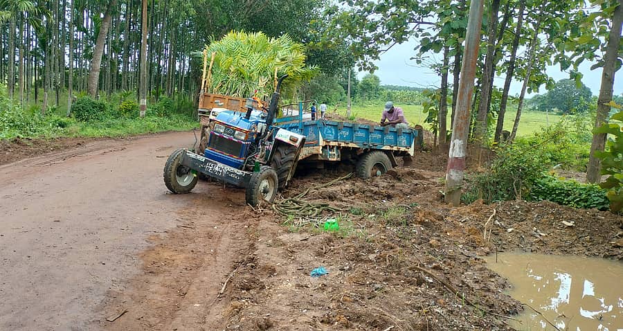 ಹಾನಗಲ್‌ ತಾಲ್ಲೂಕಿನ ಮಂತಗಿ ರಸ್ತೆಯಲ್ಲಿ ಪೈಪ್‌ಲೈನ್‌ ಅಳವಡಿಕೆಗಾಗಿ ಅಗೆದ ಮಣ್ಣಿನಲ್ಲಿ ಸಿಲುಕಿದ ಟ್ರ್ಯಾಕ್ಟರ್‌