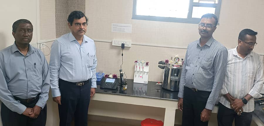 ನಾಯಕನಹಟ್ಟಿ ಸಮೀಪದ ಕುದಾಪುರ ಭಾರತೀಯ ವಿಜ್ಞಾನ ಸಂಸ್ಥೆಯ ಆವರಣದಲ್ಲಿ ಮಂಗಳವಾರ ಐಐಎಸ್ಸಿ ಕೌಶಲಾಭಿವೃದ್ಧಿ ಕೆಂದ್ರದ ಡೀನ್ ಪ್ರೊ.ಎಸ್.ಕೆ.ಸತೀಶ್ ನೀರು ಪರೀಕ್ಷಾ ಕೇಂದ್ರವನ್ನು ಉದ್ಘಾಟಿಸಿದರು