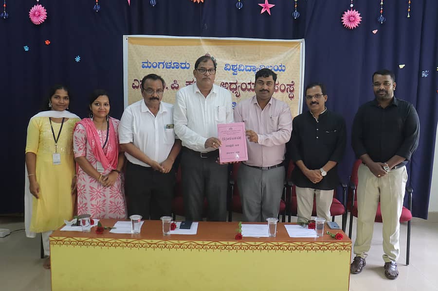 ಮಂಗಳೂರು ವಿವಿಯ ಎಸ್‌ವಿಪಿ ಕನ್ನಡ ಅಧ್ಯಯನ ಸಂಸ್ಥೆಯಲ್ಲಿ ಪತ್ರಿಕಾ ದಿನಾಚರಣೆ ಅಂಗವಾಗಿ  ಹಮ್ಮಿಕೊಂಡಿದ್ದ ಬಿತ್ತಿ ಗೋಡೆ ಬರಹ ಪತ್ರಿಕೆಯ ವಾರ್ಷಿಕ ಸಂಚಿಕೆ ಬಿಡುಗಡೆ ಮಾಡಲಾಯಿತು