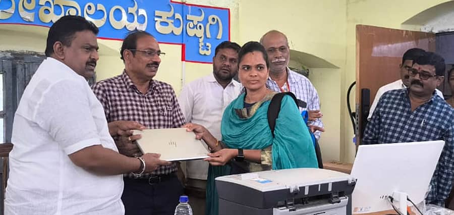 ಕುಷ್ಟಗಿ ತಹಶೀಲ್ದಾರ್ ಕಚೇರಿಯಲ್ಲಿ ಸೋಮವಾರ ಶಾಸಕ ದೊಡ್ಡನಗೌಡ ಪಾಟೀಲ ಅರ್ಜಿದಾರರಿಗೆ ಡಿಜಟಲೀಕರಣದ ಕಡತ ಹಸ್ತಾಂತರಿಸಿದರು