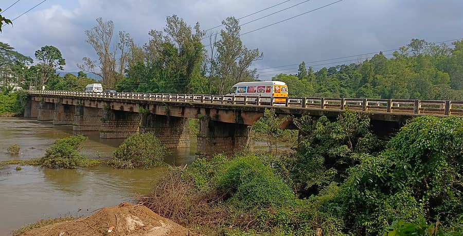 ಶೃಂಗೇರಿಯಿಂದ ಬೆಂಗಳೂರಿಗೆ ಸಂಪರ್ಕ ಕಲ್ಪಿಸುವ ರಾಜ್ಯ ಹೆದ್ದಾರಿಯ ಮೆಣಸೆ ಸೇತುವೆ ಶಿಥಿಲಗೊಂಡಿದೆ
