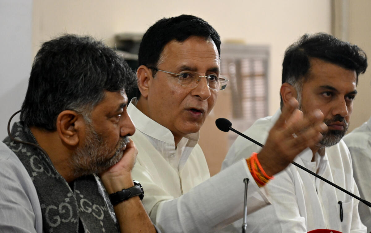 <div class="paragraphs"><p>ಎಐಸಿಸಿ ಪ್ರಧಾನ ಕಾರ್ಯಾದರ್ಶಿ ರಣದೀಪ್ ಸಿಂಗ್ ಸುರ್ಜೇವಾಲ ಅವರ ಸಭೆಯಲ್ಲಿ ಮಾತನಾಡಿದರು</p></div>