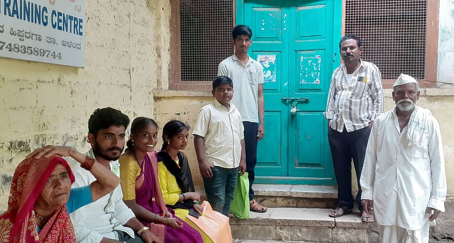 ಆಳಂದ ತಾಲ್ಲೂಕಿನ ಮಾದನಹಿಪ್ಪರಗಿ ವಲಯದ ನಾಡಕಚೇರಿಗೆ ಬೀಗ ಹಾಕಿದ್ದರಿಂದ ಗ್ರಾಮಸ್ಥರು ಹೊರಗೇ ನಿಂತಿದ್ದರು