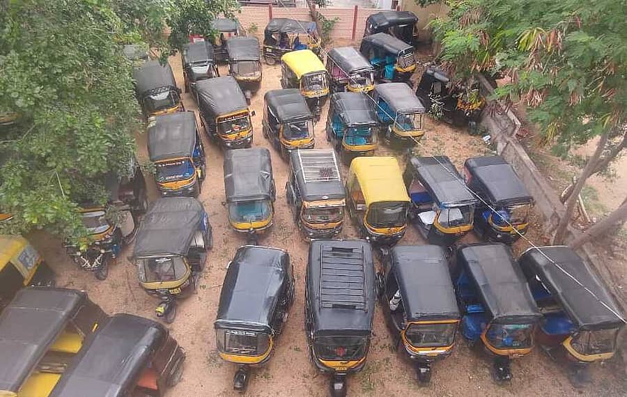ರಾಯಚೂರಿನ ಸಂಚಾರ ಪೊಲೀಸ್‌ ಠಾಣೆ ಪೊಲೀಸರು ವಶಪಡಿಸಿಕೊಂಡಿರುವ ಆಟೊ ರಿಕ್ಷಾಗಳು