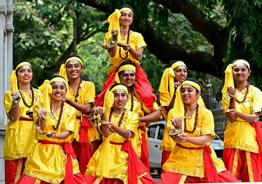 ಸಮಾರಂಭದಲ್ಲಿ ದಕ್ಷ ಅಕಾಡೆಮಿ ಕಾಲೇಜಿನ ದಕ್ಷತರಂಗ ತಂಡದ ವಿದ್ಯಾರ್ಥಿಗಳು ಕಂಸಾಳೆ ನೃತ್ಯ ಪ್ರದರ್ಶಸಿದರು
ಪ್ರಜಾವಾಣಿಚಿತ್ರ