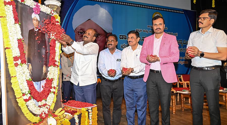 ಮೈಸೂರಿನ ಕಿರುರಂಗ ಮಂದಿರದಲ್ಲಿ ಜಿಲ್ಲಾಡಳಿತ, ಕನ್ನಡ ಮತ್ತು ಸಂಸ್ಕೃತಿ ಇಲಾಖೆಯು ಆಯೋಜಿಸಿದ್ದ ಡಾ.ಫ.ಗು.ಹಳಕಟ್ಟಿ ಜನ್ಮದಿನಾಚರಣೆ ಹಾಗೂ ವಚನ ಸಾಹಿತ್ಯ ಸಂರಕ್ಷಣಾ ದಿನಾಚರಣೆಯಲ್ಲಿ ಶಾಸಕ ಸಿ.ಎನ್. ಮಂಜೇಗೌಡ ಅವರು ಡಾ. ಫ. ಗು. ಹಳಕಟ್ಟಿ ಅವರ ಭಾವಚಿತ್ರಕ್ಕೆ ಪುಷ್ಪಾರ್ಚನೆ ಮಾಡಿದರು– ಪ್ರಜಾವಾಣಿ ಚಿತ್ರ