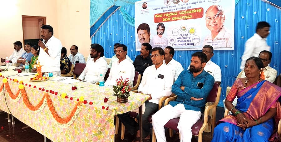 ಮೊಳಕಾಲ್ಮುರು ತಾಲ್ಲೂಕಿನ ಕೋನಸಾಗರದಲ್ಲಿ ಬುಧವಾರ ಗ್ಯಾರಂಟಿ ಯೋಜನೆಗಳ ಮಾಹಿತಿ ಶಿಬಿರ ಹಮ್ಮಿಕೊಳ್ಳಲಾಗಿತ್ತು 
