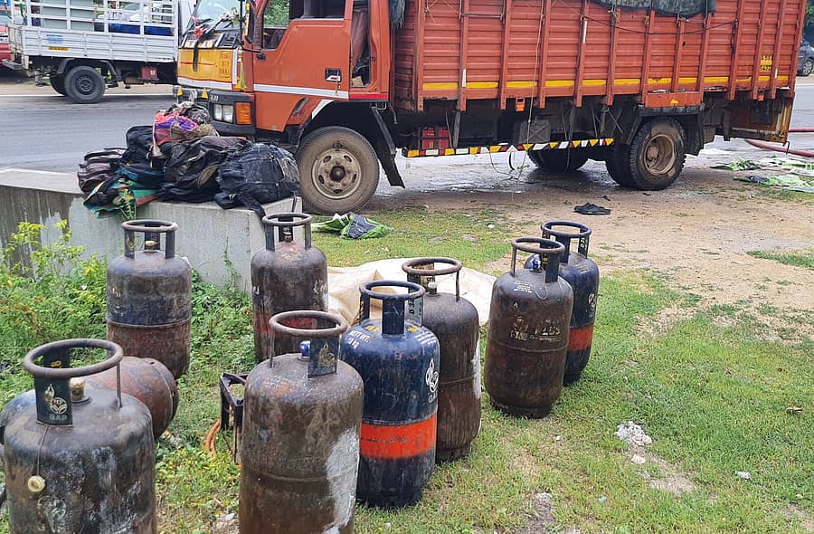 ರಾಯಚೂರಿನ ಹೈದರಾಬಾದ್‌ ರಸ್ತೆಯಲ್ಲಿ ಲಾರಿಯಲ್ಲಿ ಇಡಲಾಗಿದ್ದ ಸಿಲಿಂಡರ್‌ಗೆ ಬೆಂಕಿ ಹೊತ್ತಿಕೊಂಡಾಗ ಅಗ್ನಿಶಾಮಕ ದಳದ ಸಿಬ್ಬಂದಿ ಸ್ಥಳಕ್ಕೆ ಬಂದು ಬೆಂಕಿ ನಂದಿಸಿದರು