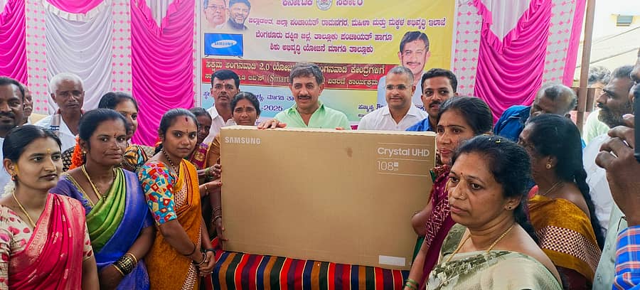 ಮಾಗಡಿ ತಾಲ್ಲೂಕಿನ ವ್ಯಾಸರಾಯನ ಪಾಳ್ಯ ಗ್ರಾಮದಲ್ಲಿ ತಾಲ್ಲೂಕಿನ ವಿವಿಧ ಅಂಗನವಾಡಿಗಳಿಗೆ ಸ್ಮಾರ್ಟ್ ಎಲ್ಇಡಿ ಟಿವಿಯನ್ನು ಶಾಸಕ ಎಚ್.ಸಿ.ಬಾಲಕೃಷ್ಣ ವಿತರಿಸಿದರು. ಈ ವೇಳೆ ತಹಶೀಲ್ದಾರ್ ಶರತ್ ಕುಮಾರ್, ಸಿಡಿಪಿಒ ಸುರೇಂದ್ರ ಇದ್ದರು