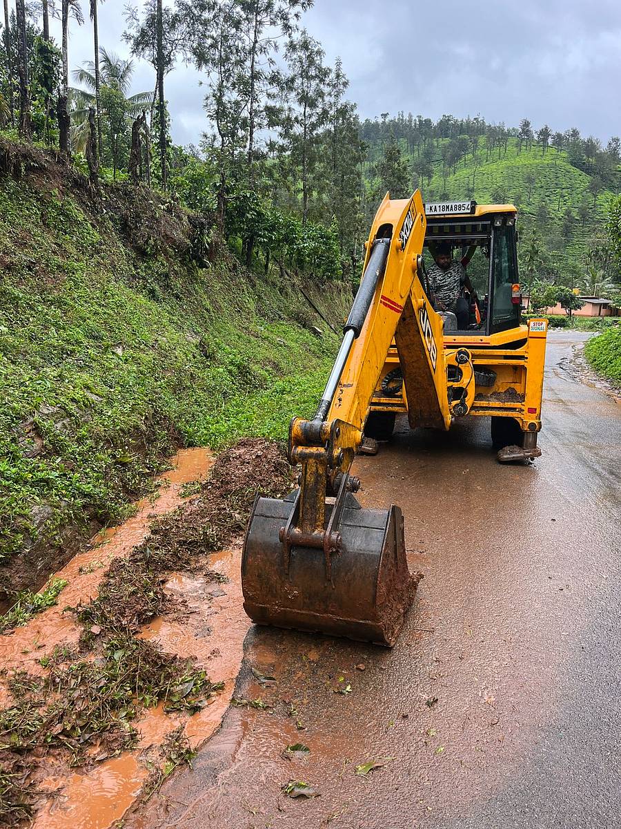 ಕಳಸ-ಹೊರನಾಡು ರಸ್ತೆಯಲ್ಲಿ ಬುಧವಾರ ಚರಂಡಿ ತೆರೆದು ಹೆದ್ದಾರಿ ನಿರ್ವಹಣೆ ಮಾಡಲಾಯಿತು