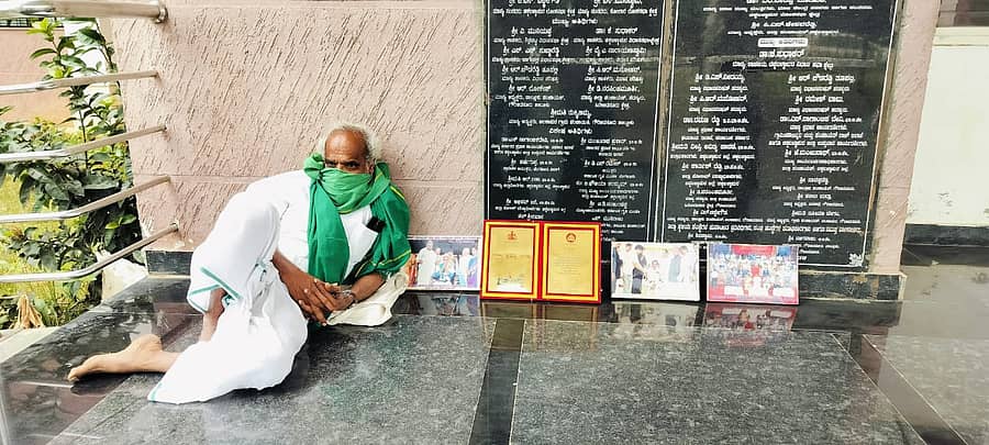 ಎತ್ತಿನ ಹೊಳೆ ಸತ್ಯಾನ್ವೇಷಣೆ ಮಾಡಬೇಕೆಂದು ಒತ್ತಾಯಿಸಿ ಪರಿಸರವಾದಿ ಚೌಡಪ್ಪ ಗೌರಿಬಿದನೂರಿನ ಪ್ರಜಾಸೌಧದ ಮುಂದೆ ಮೌನ ಪ್ರತಿಭಟನೆ ನಡೆಸಿದರು