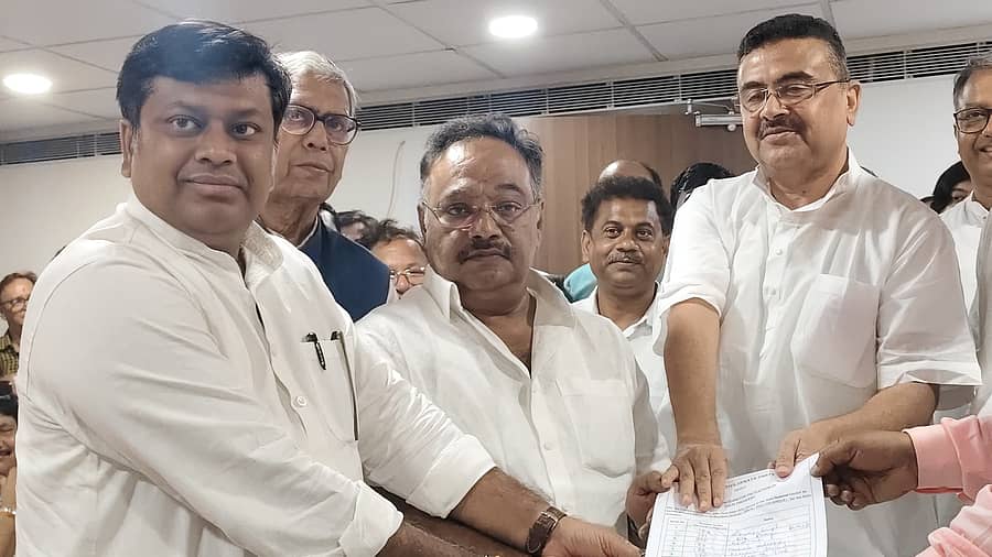 <div class="paragraphs"><p>ಪಶ್ಚಿಮ ಬಂಗಾಳದ ಬಿಜೆಪಿ ರಾಜ್ಯಾಧ್ಯಕ್ಷ ಸ್ಥಾನಕ್ಕೆ ಸಮಿಕ್ ಭಟ್ಟಾಚಾರ್ಯ (ಮಧ್ಯದಲ್ಲಿರುವವರು) ಅವರು ಬುಧವಾರ ನಾಮಪತ್ರ ಸಲ್ಲಿಸಿದರು.&nbsp;ಸುಕಂತಾ ಮಜೂಮದಾರ್‌ ಮತ್ತು&nbsp;ಸುವೇಂದು ಅಧಿಕಾರಿ ಇದ್ದಾರೆ.</p></div>