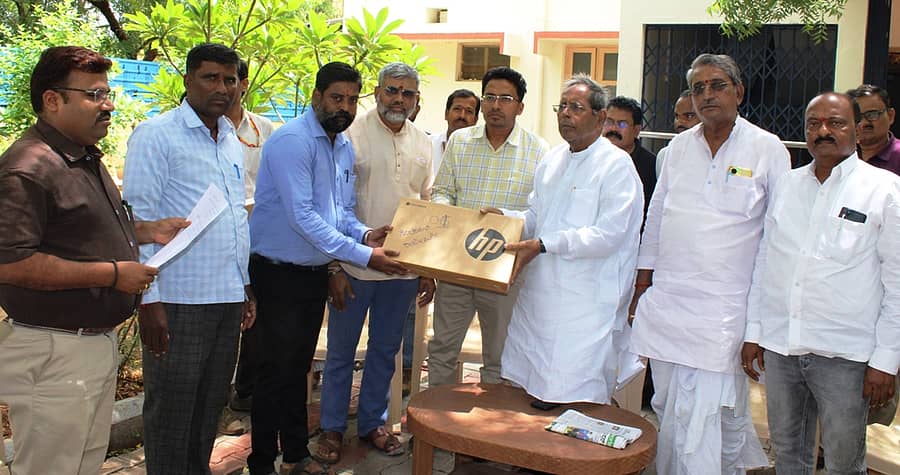 ಬಾಗಲಕೋಟೆ ಶಾಸಕರ ಕಚೇರಿಯಲ್ಲಿ ಬುಧವಾರ ಗ್ರಾಮ ಆಡಳಿತಾಧಿಕಾರಿಗಳಿಗೆ ಶಾಸಕ ಎಚ್‌.ವೈ. ಮೇಟಿ ಲ್ಯಾಪ್‌ಟಾಪ್‌ ವಿತರಿಸಿದರು