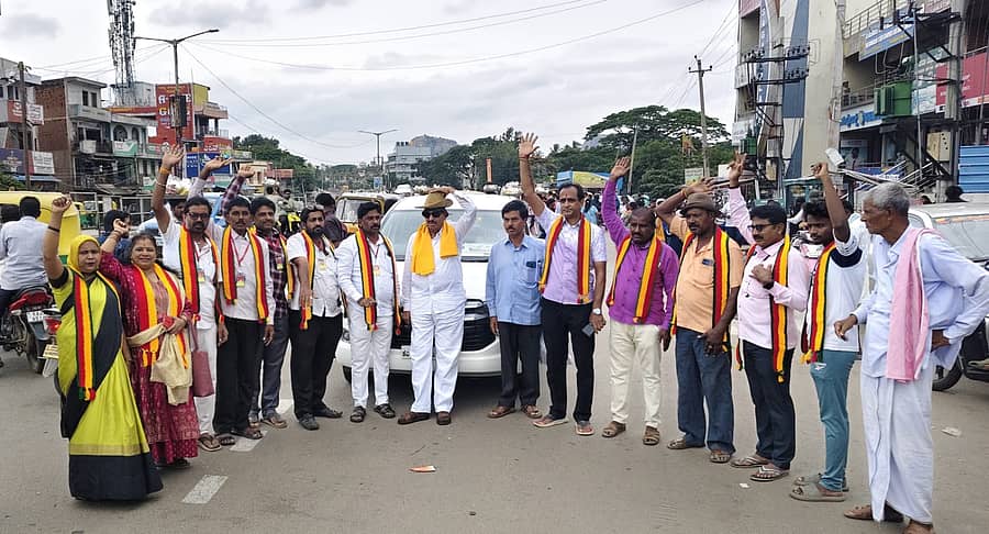 ಪೊಲೀಸರಿಗೆ ಗೌರವಯುತವಾದ ಟೋಪಿ ನೀಡಬೇಕು ಎಂದು ಒತ್ತಾಯಿಸಿ, ರಾಮನಗರದ ಐಜೂರು ವೃತ್ತದಲ್ಲಿ ಕನ್ನಡ ಚಳವಳಿ ವಾಟಾಳ್ ಪಕ್ಷದ ಅಧ್ಯಕ್ಷ ವಾಟಾಳ್ ನಾಗರಾಜ್ ಹಾಗೂ ಕರುನಾಡ ಸೇನೆ ಕಾರ್ಯಕರ್ತರು ಪ್ರತಿಭಟನೆ ನಡೆಸಿದರು