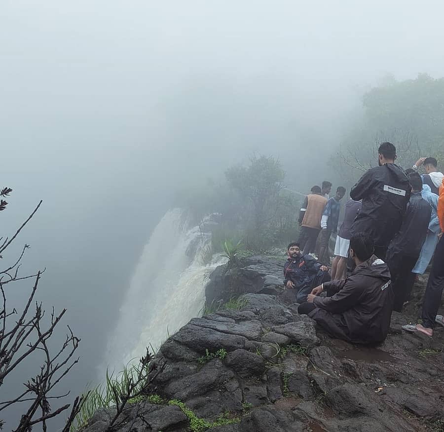 ಖಾನಾಪುರ ತಾಲ್ಲೂಕಿನ ಚಿಕಲೆ ಜಲಪಾತದ ತುತ್ತತುದಿಯಲ್ಲಿ ಪ್ರವಾಸಿಗರು 