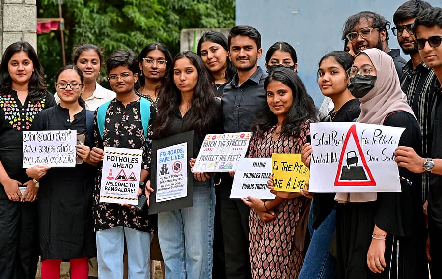 ನಗರದ ರಸ್ತೆಗಳಲ್ಲಿನ ಗುಂಡಿಗಳನ್ನು ಮುಚ್ಚಬೇಕೆಂದು ಆಗ್ರಹಿಸಿ ಆರೋಹಣ ಫೌಂಡೇಷನ್ ಸದಸ್ಯರು ನಗರದ ಸ್ವಾತಂತ್ರ್ಯ ಉದ್ಯಾನದಲ್ಲಿ ಬುಧವಾರ ಪ್ರತಿಭಟನೆ ನಡೆಸಿದರು -ಪ್ರಜಾವಾಣಿ ಚಿತ್ರ