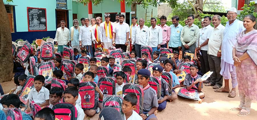 ಹಗೆದಾಳ ಗ್ರಾಮದ ಸರ್ಕಾರಿ ಪ್ರಾಥಮಿಕ ಶಾಲೆಯ ವಿದ್ಯಾರ್ಥಿಗಳಿಗೆ ಕರವೇ ಸಂಘಟನೆಯಿಂದ ಉಚಿತ ಶಾಲಾ ಬ್ಯಾಗ್‍ಗಳನ್ನು ವಿತರಿಸಲಾಯಿತು