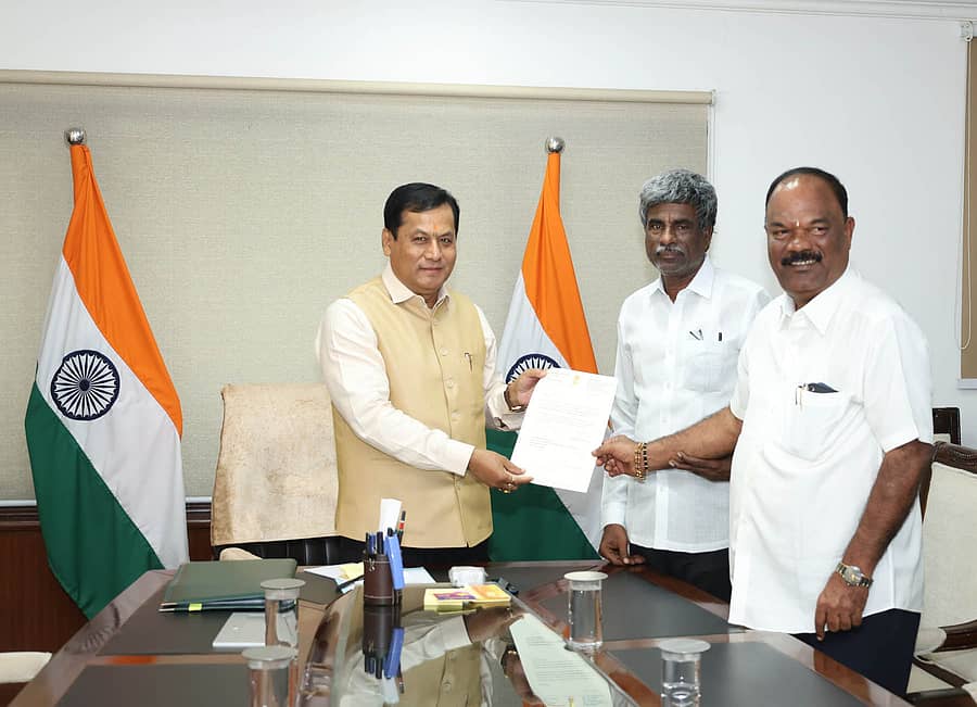 ಕೇಂದ್ರ ಸಚಿವ ಸರ್ಬಾನಂದ ಸೋನೋವಾಲ್ ಅವರಿಗೆ ಸಂಸದ ಕೋಟ ಶ್ರೀನಿವಾಸ ಪೂಜಾರಿ, ಶಾಸಕ ಗುರ್ಮೆ ಸುರೇಶ್ ಶೆಟ್ಟಿ ಮನವಿ ಸಲ್ಲಿಸಿದರು