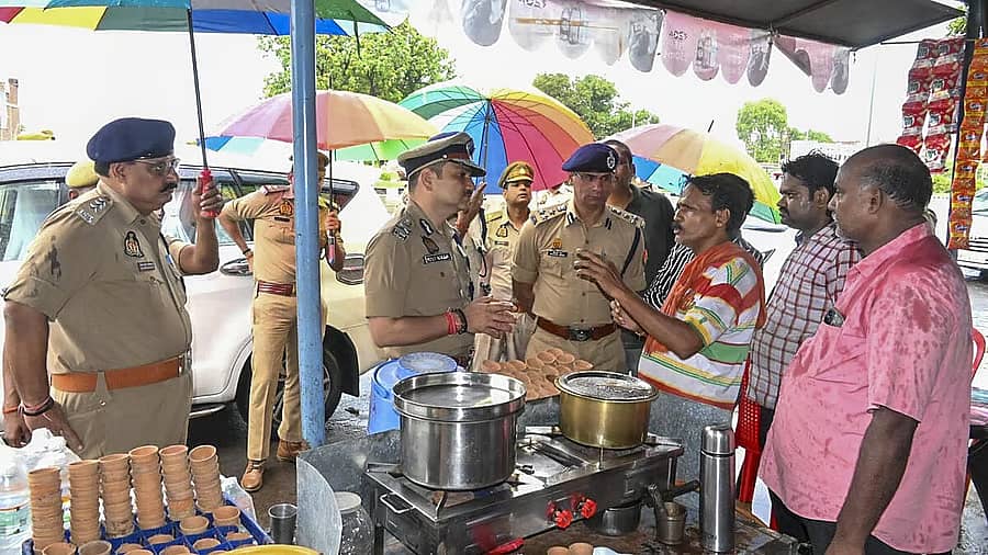 <div class="paragraphs"><p>ಕನ್ವರ್ ಯಾತ್ರಾ ಮಾರ್ಗದಲ್ಲಿ ಚಹಾ ಅಂಗಡಿ ಮಾಲೀಕರೊಂದಿಗೆ ಪೊಲೀಸ್‌ ಅಧಿಕಾರಿಗಳು ಮಾತನಾಡುತ್ತಿರುವುದು</p></div>