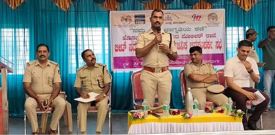 ಹೊಸದುರ್ಗದಲ್ಲಿ ಬುಧವಾರ ಆಯೋಜಿಸಿದ್ದ ಸಭೆಯಲ್ಲಿ ಎಸ್‌ಪಿ ರಂಜಿತ್ ಕುಮಾರ್ ಬಂಡಾರು ಮಾತನಾಡಿದರು