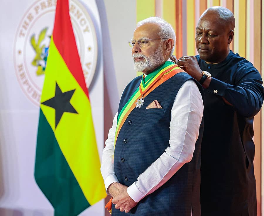 <div class="paragraphs"><p>ಘಾನಾದ ಅಧ್ಯಕ್ಷ ಜಾನ್‌ ಡ್ರಾಮಾನಿ ಮಹಾಮಾ ಅವರು ಬುಧವಾರ ಪ್ರಧಾನಿ ಮೋದಿ ಅವರಿಗೆ ‘ದಿ ಆಫೀಸರ್‌ ಆಫ್‌ ದ ಆರ್ಡರ್‌ ಸ್ಟಾರ್‌ ಆಫ್‌ ಘಾನಾ’ ಪ್ರಶಸ್ತಿ ನೀಡಿ ಗೌರವಿಸಿದರು</p></div>