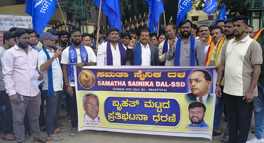 ಸಮತಾ ಸೈನಿಕ ದಳದ ಕಾರ್ಯಕರ್ತರು ಬಿಬಿಎಂಪಿ ಕಚೇರಿ ಎದುರು ಪ್ರತಿಭಟನೆ ನಡೆಸಿದರು