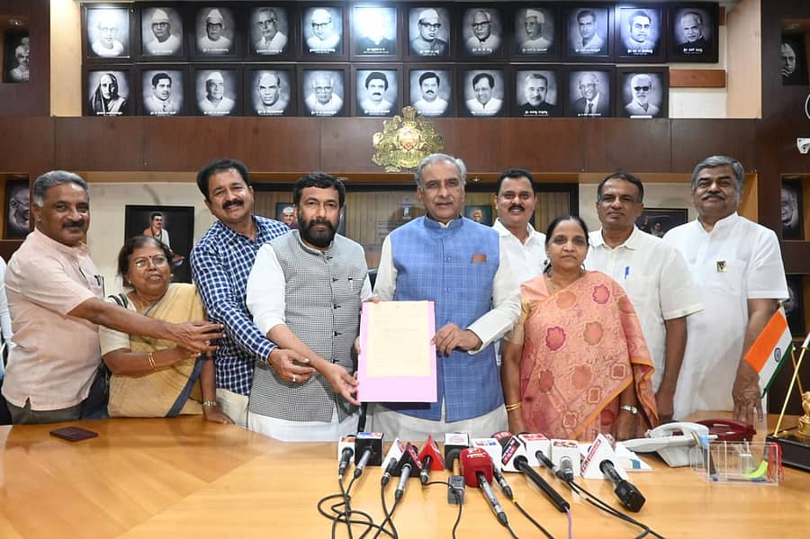 ರವಿಕುಮಾರ್ ವಿರುದ್ಧ ಸಭಾಪತಿ ಬಸವರಾಜ ಹೊರಟ್ಟಿ ಅವರಿಗೆ ದೂರು ನೀಡಿದ ಕಾಂಗ್ರೆಸ್ ಸದಸ್ಯರು