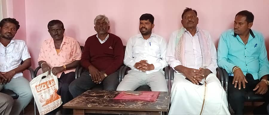 ದೇವನಹಳ್ಳಿ ತಾಲ್ಲೂಕಿನ ಚನ್ನರಾಯಪಟ್ಟಣ ಹೋಬಳಿಯ ಸುಮಾರು 13 ಹಳ್ಳಿಗಳ ರೈತರ ಭೂಸ್ವಾಧೀನಕ್ಕೆ ಮುಂದಾದ ಸರ್ಕಾರದ ಕ್ರಮದ ವಿರುದ್ಧದ ಹೋರಾಟಕ್ಕೆ ಜೀವಿಕ ಹಾಗೂ ಕರ್ನಾಟಕ ಜೀತದಾಳುಗಳ ಕೃಷಿ ಕಾರ್ಮಿಕ ಒಕ್ಕೂಟವು ಬೆಂಬಲಿಸಿತು