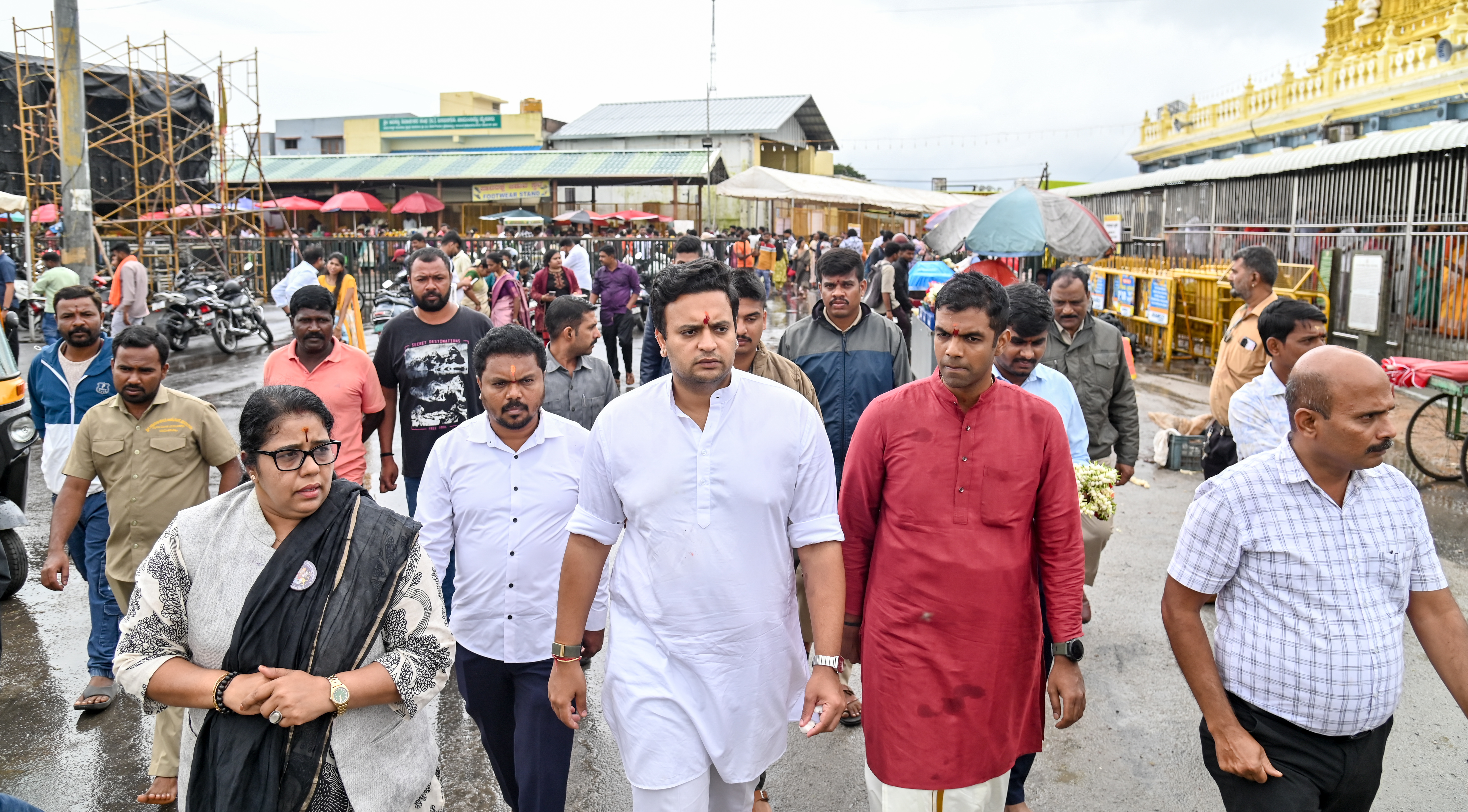 ಸಂಸದ ಯದುವೀರ್ ಕೃಷ್ಣದತ್ತ ಚಾಮರಾಜ ಒಡೆಯರ್ ಚಾಮುಂಡಿಬೆಟ್ಟಕ್ಕೆ ಗುರುವಾರ ಭೇಟಿ ನೀಡಿ ಅಧಿಕಾರಿಗಳಿಂದ ಮಾಹಿತಿ ಪಡೆದರು