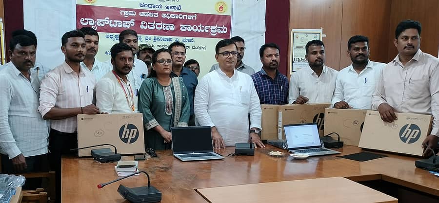 ಹಾನಗಲ್ ತಾಲ್ಲೂಕಿನ ಗ್ರಾಮ ಆಡಳಿತ ಅಧಿಕಾರಿಗಳಿಗೆ ಶುಕ್ರವಾರ ಶಾಸಕ ಶ್ರೀನಿವಾಸ ಮಾನೆ ಅವರು ಲ್ಯಾಪ್‌ಟಾಪ್‌ ವಿತರಿಸಿದರು.
