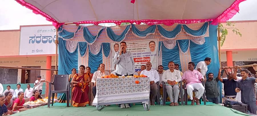 ರೋಣ ತಾಲ್ಲೂಕಿನ ಮಾಳವಾಡ ಗ್ರಾಮದಲ್ಲಿ ನೂತನ ಶಾಲಾ ಕೊಠಡಿ ಉದ್ಘಾಟನಾ ಕಾರ್ಯಕ್ರಮದಲ್ಲಿ  ಸಿ.ಸಿ. ಪಾಟೀಲ ಮಾತನಾಡಿದರು