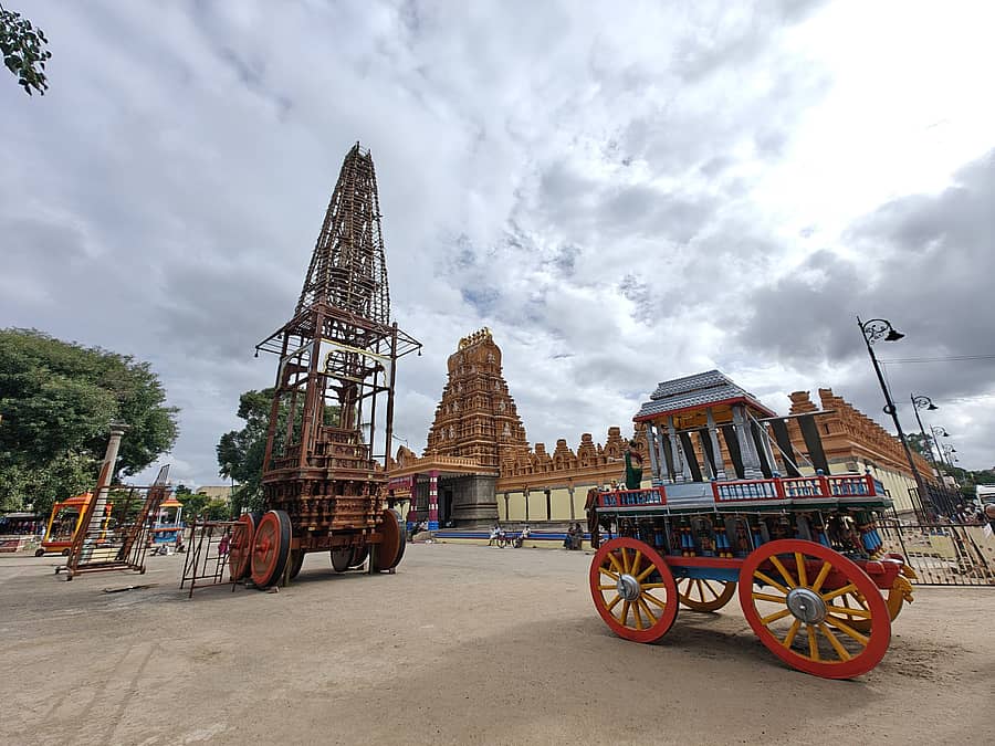 ಚಾಮರಾಜೇಶ್ವರ ಸ್ವಾಮಿಯ ರಥೋತ್ಸವ ಪೂರ್ವಭಾವಿಯಾಗಿ ದೇವಸ್ತಾನದ ಆವರಣದಲ್ಲಿ ರಥ ಕಟ್ಟುವ ಕಾರ್ಯ ನಡೆಯುತ್ತಿದೆ
