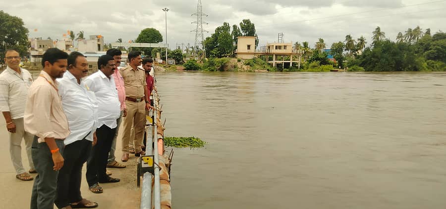 ಕಂಪ್ಲಿ ಕೋಟೆ ಪ್ರದೇಶದ ಬಳಿ ಹರಿಯುವ ತುಂಗಭದ್ರಾ ನದಿಗೆ ಜಲಾಶಯದಿಂದ ಹೆಚ್ಚಿನ ಪ್ರಮಾಣದ ನೀರು ಹರಿದು ಬರುತ್ತಿದ್ದು, ಅಧಿಕಾರಿಗಳು–ಜನಪ್ರತಿನಿಧಿಗಳು ಶುಕ್ರವಾರ ಪರಿಶೀಲಿಸಿದರು