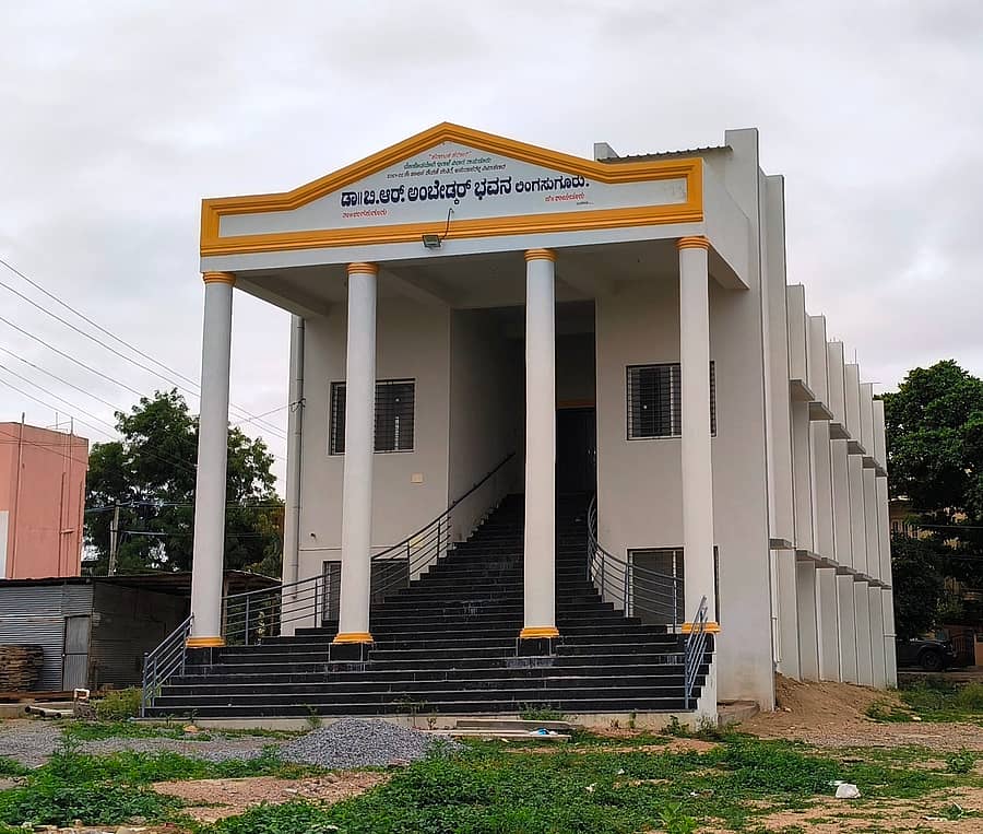 ಲಿಂಗಸುಗೂರು ಪಟ್ಟಣದಲ್ಲಿ ಉದ್ಘಾಟನೆಗೆ ಕಾದಿರುವ ಡಾ.ಬಿ.ಆರ್.ಅಂಬೇಡ್ಕರ್ ಭವನ