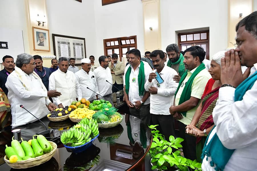 ಸ್ವಾಧೀನವಾಗಲಿರುವ ಭೂಮಿಯಲ್ಲಿ ಬೆಳೆದ ಹಣ್ಣು, ತರಕಾರಿ, ಹೂವುಗಳೊಂದಿಗೆ ಸಭೆಗೆ ಬಂದ ರೈತರು ಅವುಗಳನ್ನು ಸಿದ್ದರಾಮಯ್ಯನವರ ಮುಂದಿಟ್ಟು, ನ್ಯಾಯಕ್ಕೆ ಆಗ್ರಹಿಸಿದ ಕ್ಷಣ. ಕೆ.ಎಚ್. ಮುನಿಯಪ್ಪ, ಬಿ.ಆರ್. ಪಾಟೀಲ, ನಸೀರ್ ಅಹಮದ್‌ ಜತೆಗಿದ್ದರು
