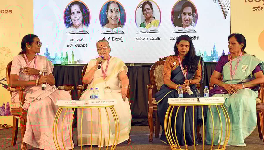 ‘ಸುಗಮ ಸಂಗೀತ ಹಾಗೂ ಸಾಹಿತ್ಯ ಕಲರವ’ ಗೋಷ್ಠಿಯಲ್ಲಿ ಸುಗಮ ಸಂಗೀತ ಗಾಯಕಿ ಎಚ್.ಆರ್.ಲೀಲಾವತಿ ಮಾತನಾಡಿದರು. ಬಿ.ಕೆ.ಮೀನಾಕ್ಷಿ, ಶಾಂತಲಾ ಚಂದ್ರಮೌಳಿ ರೆಡ್ಡಿ, ಕುಸುಮಾ ಮೂರ್ತಿ ಹಾಜರಿದ್ದರು