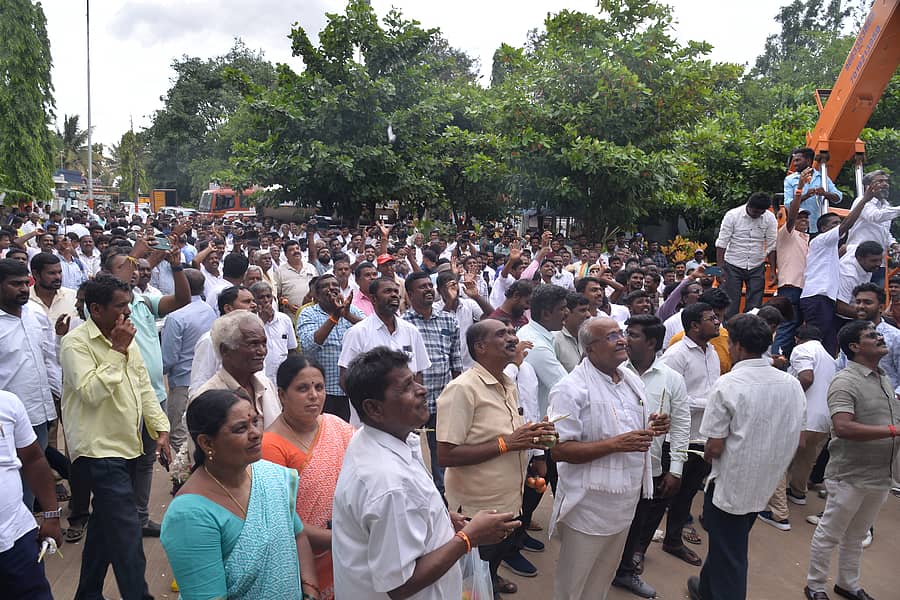 ಕೋಮುಲ್‌ ಮುಖ್ಯ ಕಚೇರಿ ಆವರಣದಲ್ಲಿ ಕೆ.ವೈ.ನಂಜೇಗೌಡ ಬೆಂಬಲಿಗರ ಸಂಭ್ರಮ